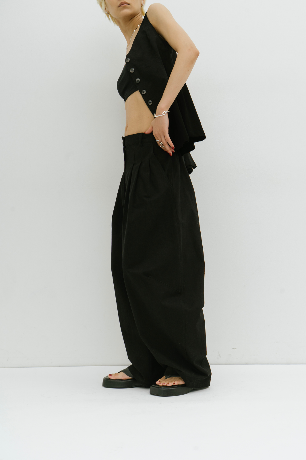 Many tuck cotton barrel pants
