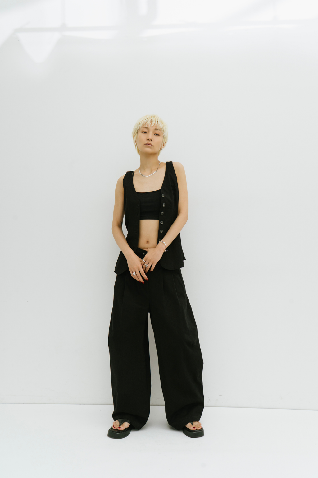 Many tuck cotton barrel pants