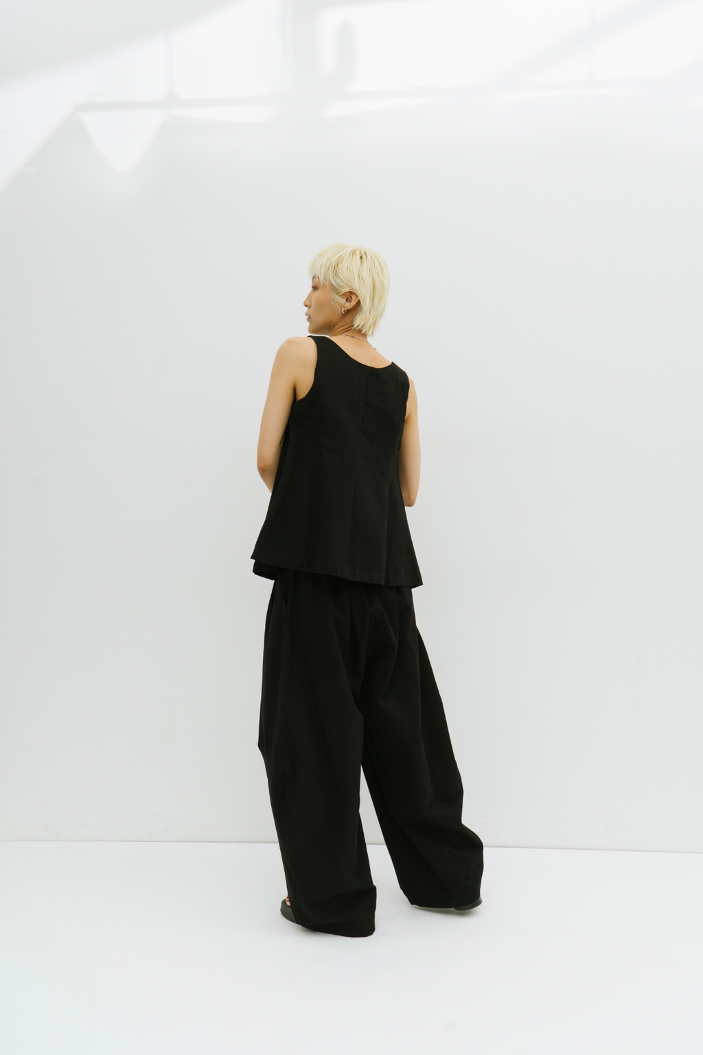 Many tuck cotton barrel pants