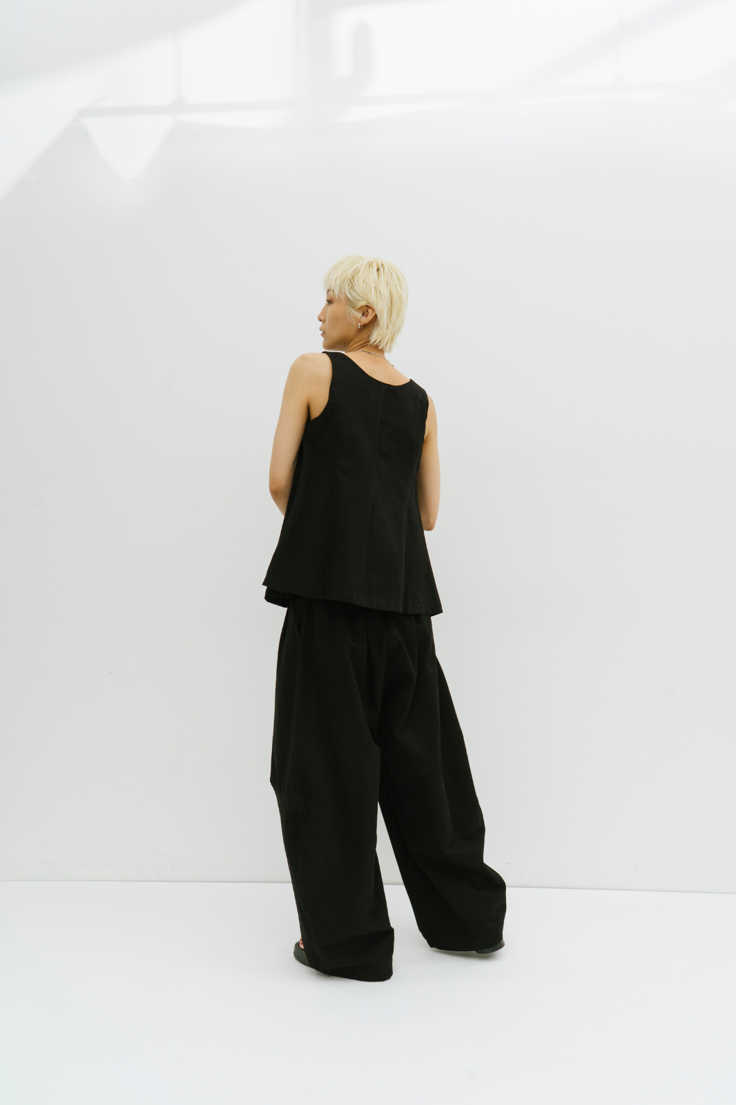 Many tuck cotton barrel pants