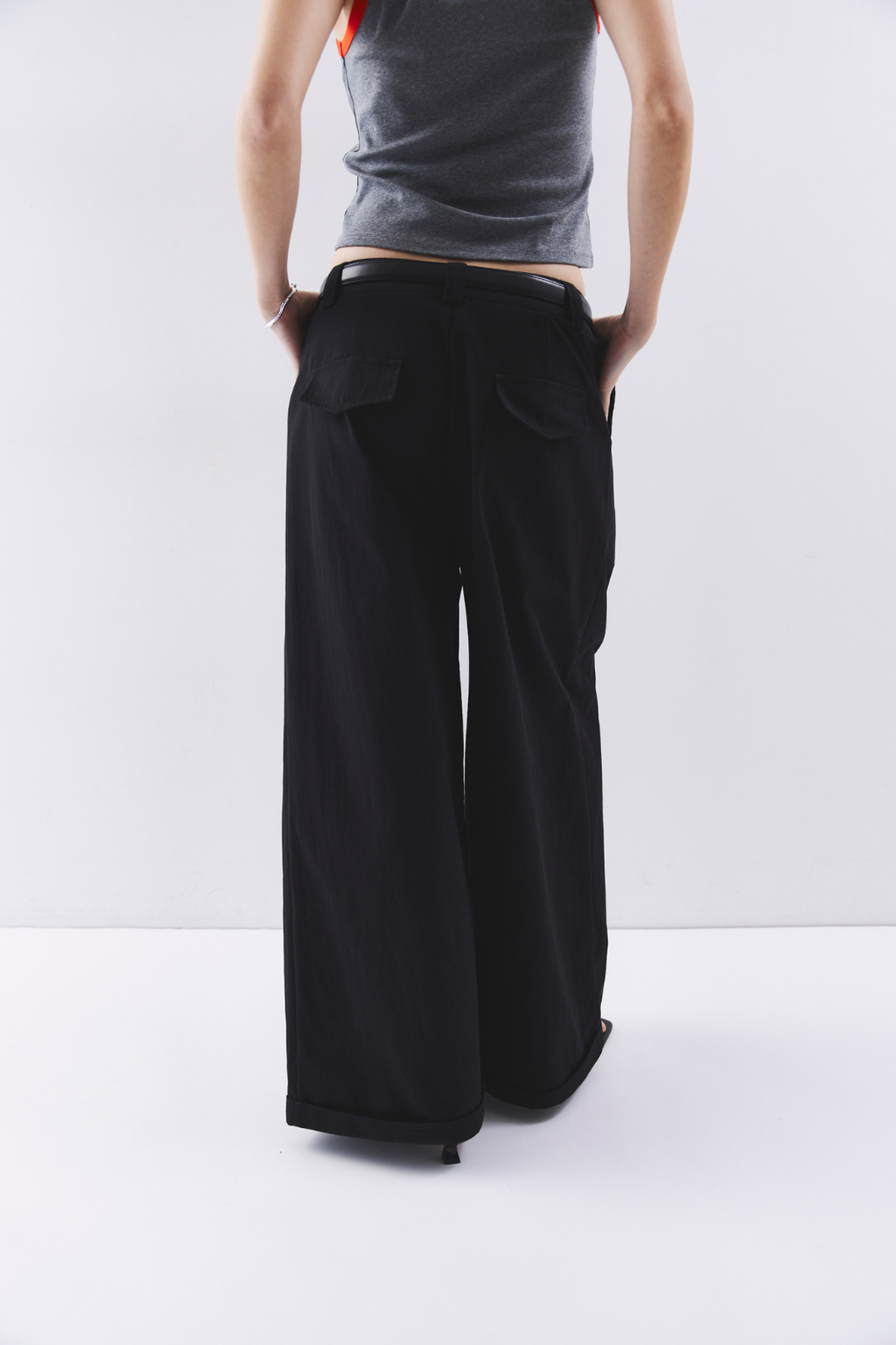 Low rise tuck wide pants