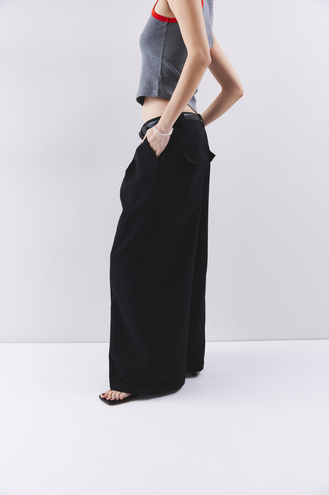 Low rise tuck wide pants