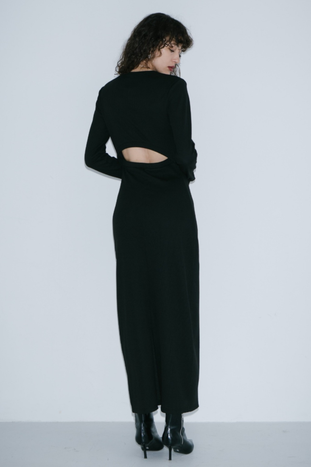 Long-sleeve back cut design dress