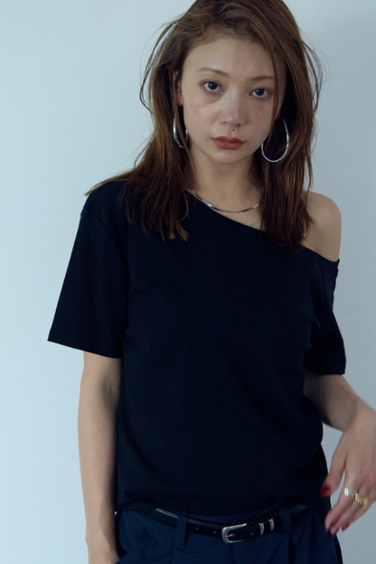 One-shoulder T-shirt