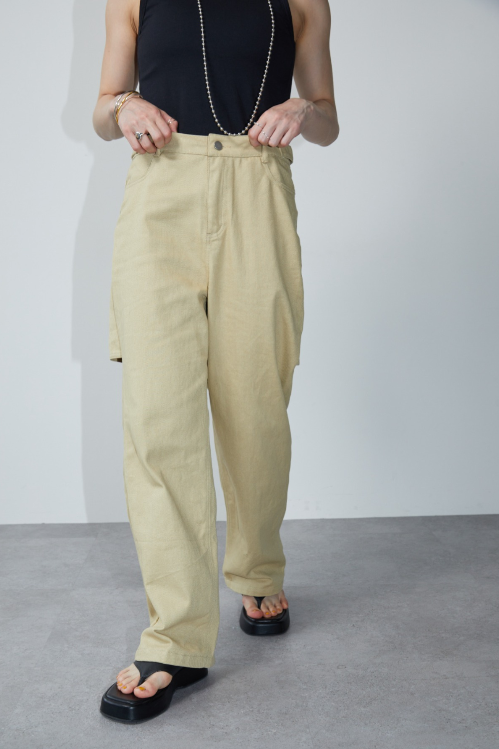 Back slit twill pants