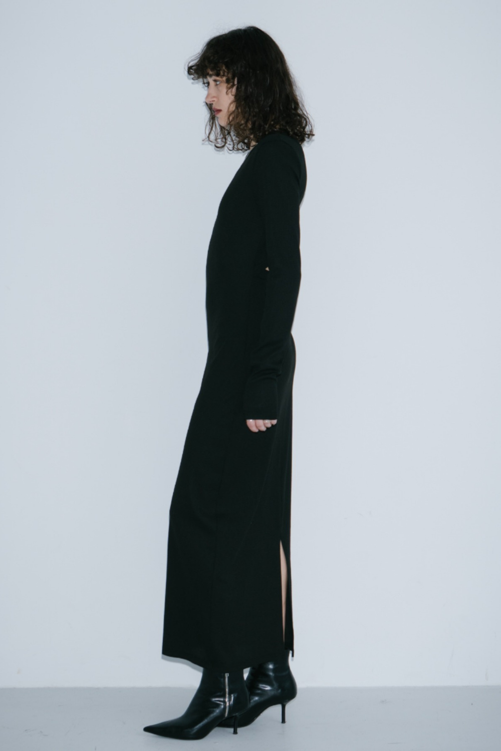 Long-sleeve back cut design dress