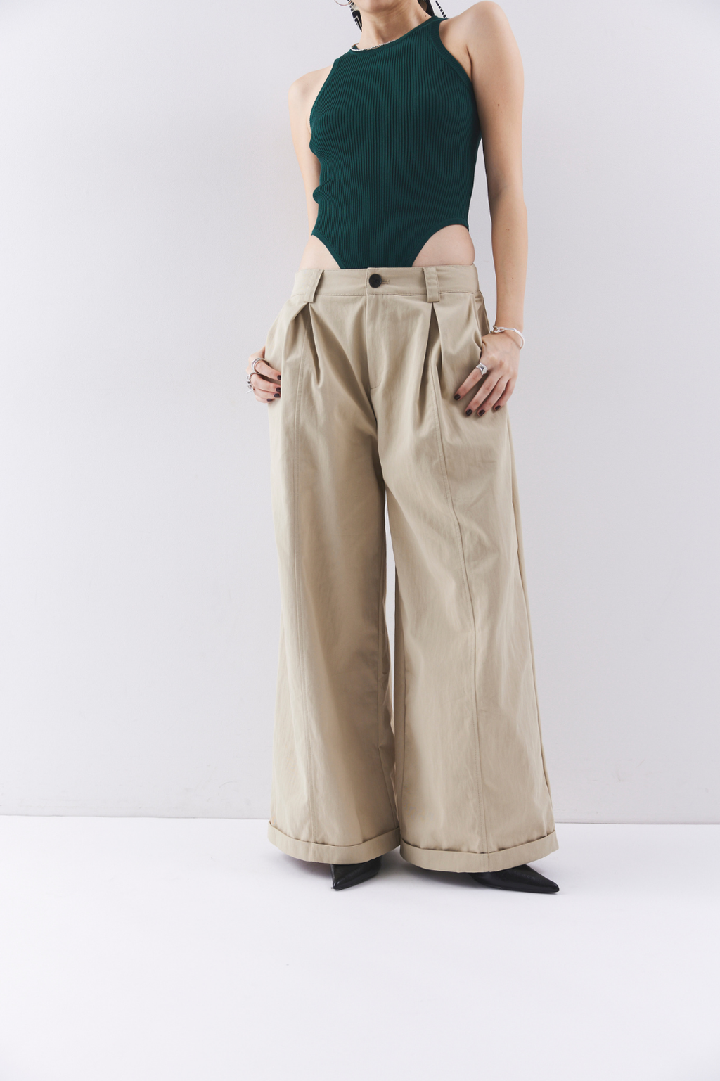 Low rise tuck wide pants