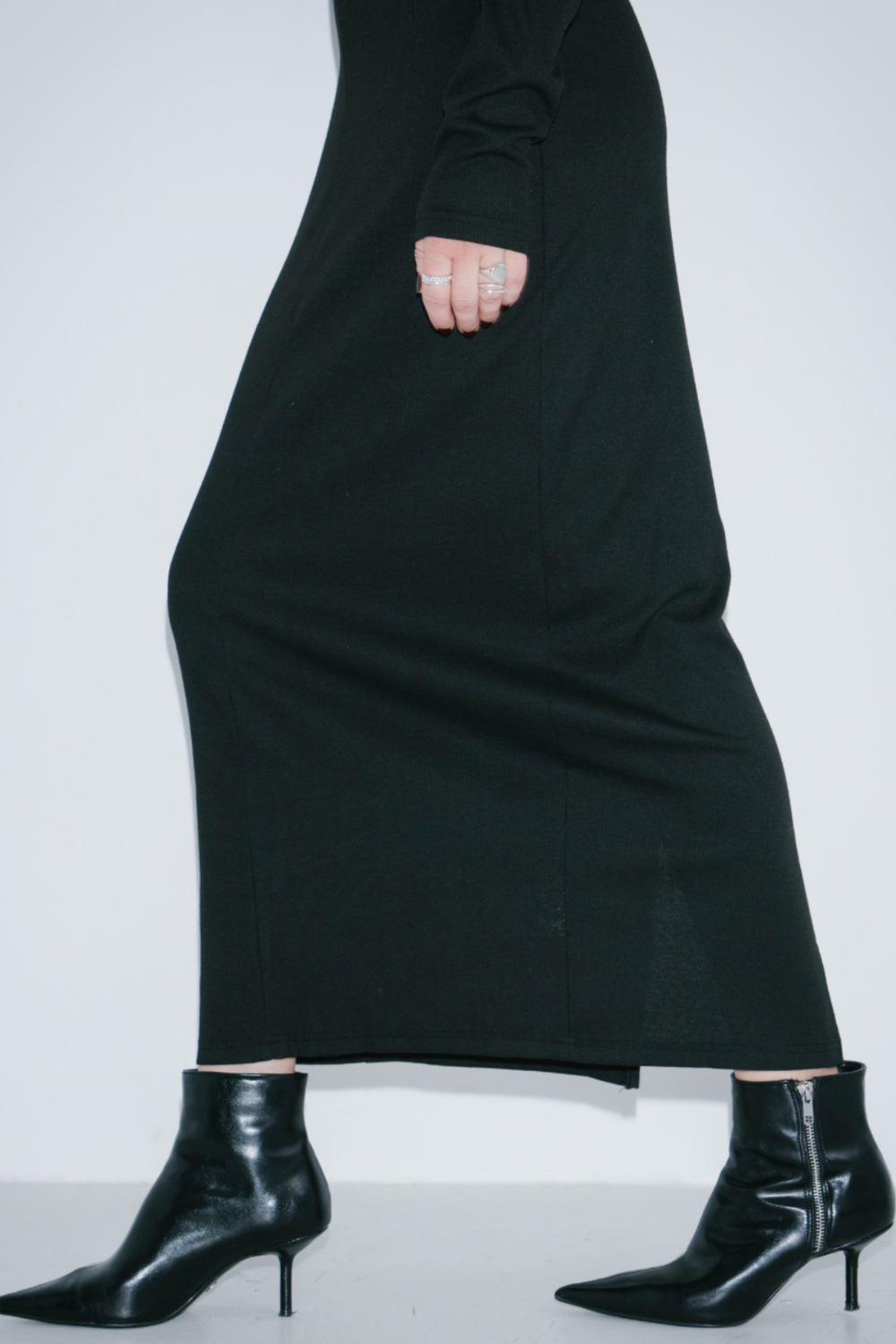 Long-sleeve back cut design dress