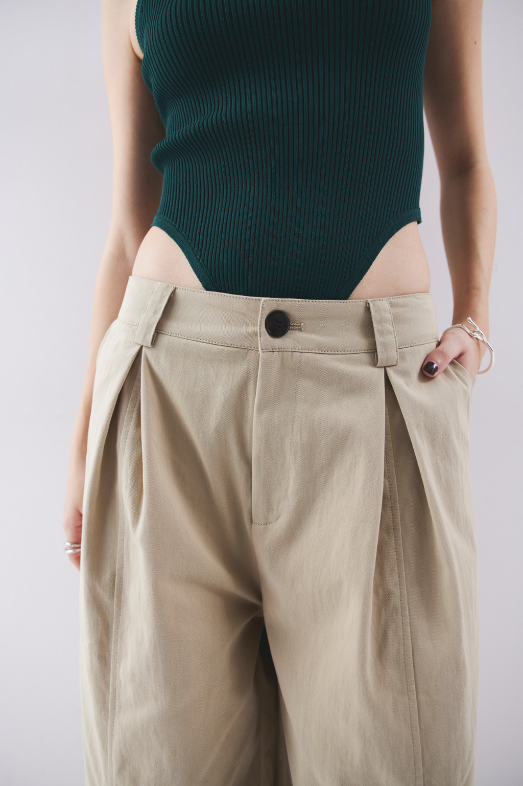 Low rise tuck wide pants