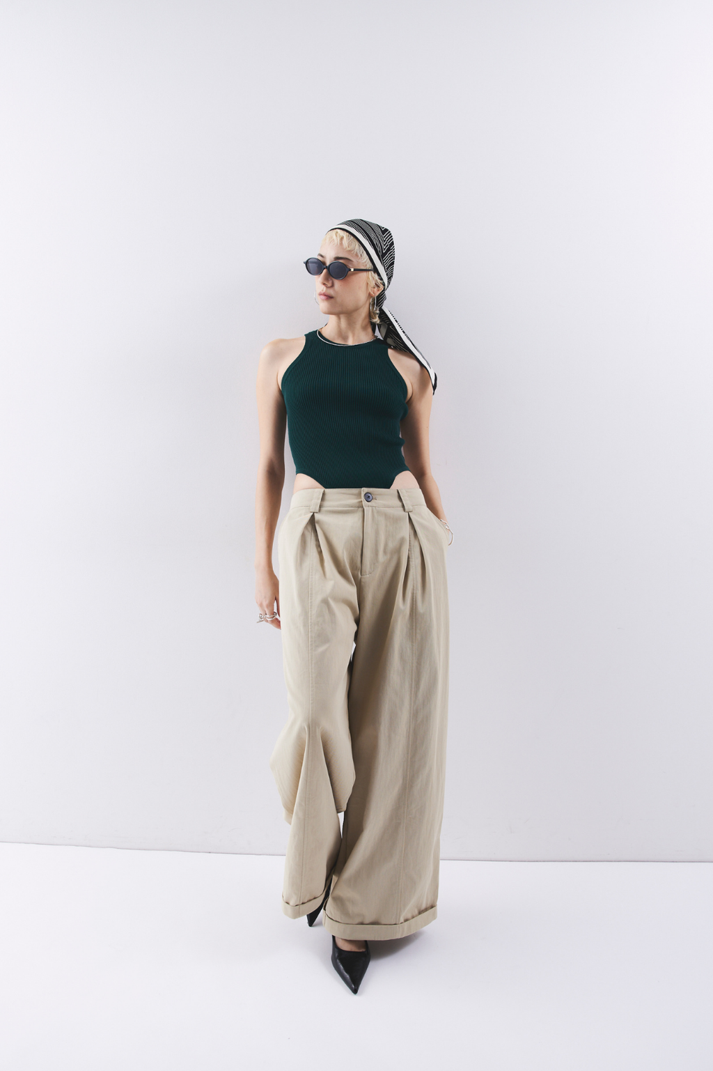 Low rise tuck wide pants