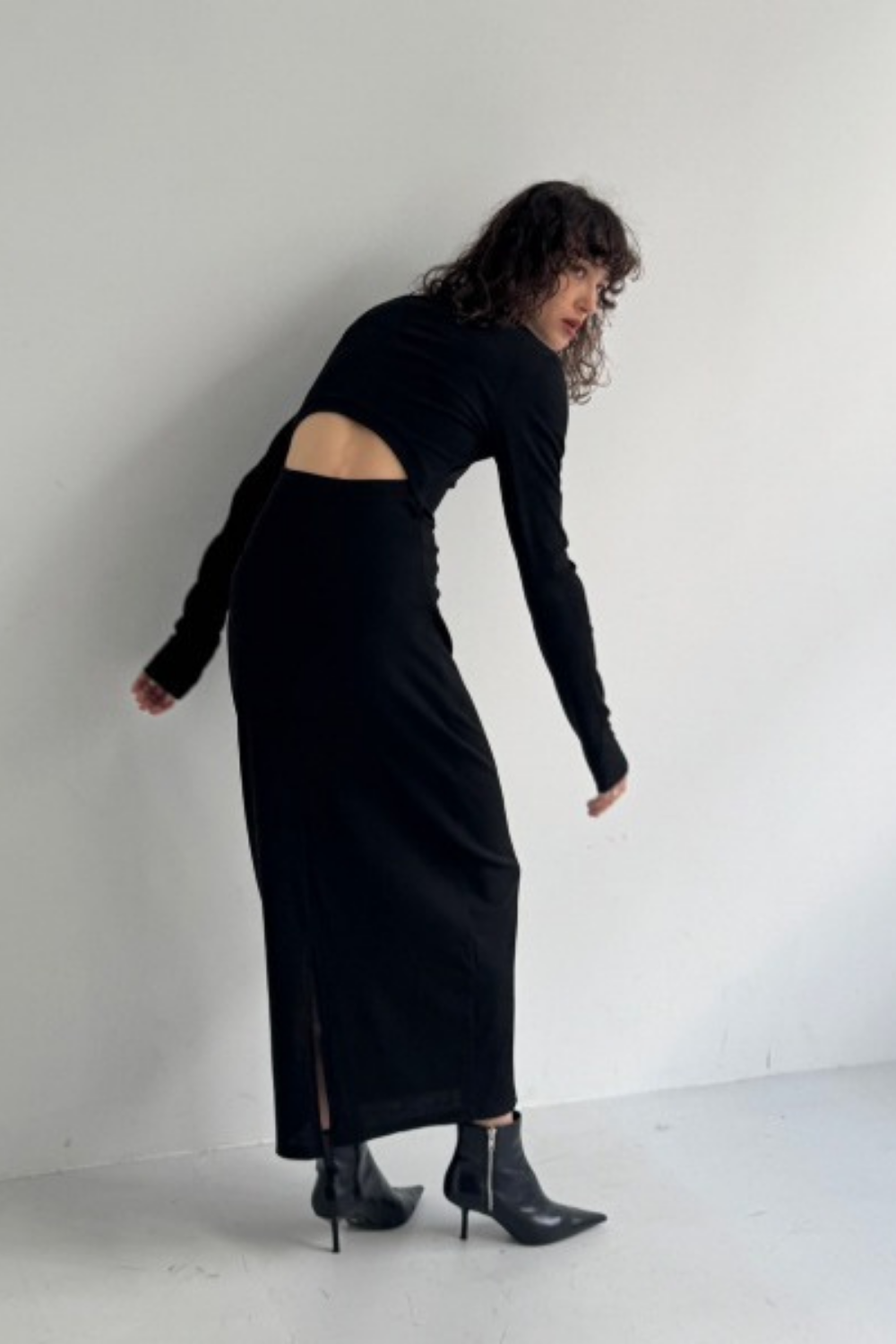 Long-sleeve back cut design dress