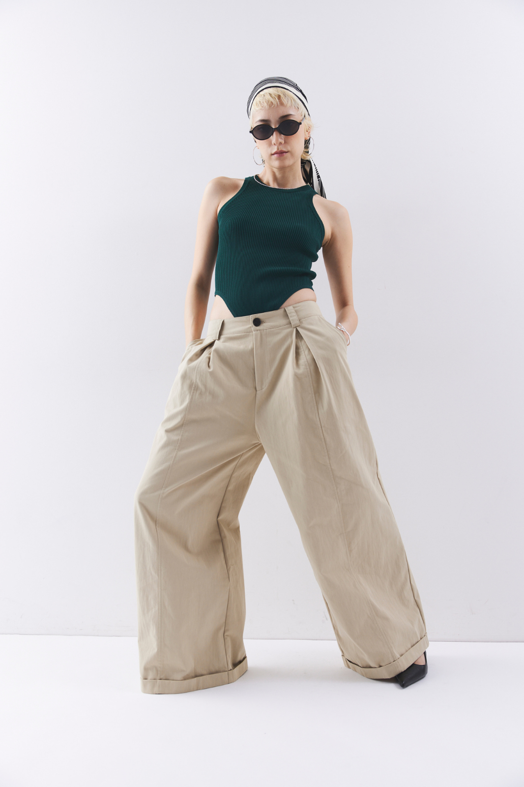 Low rise tuck wide pants