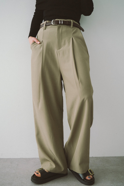 One-tuck wide slacks