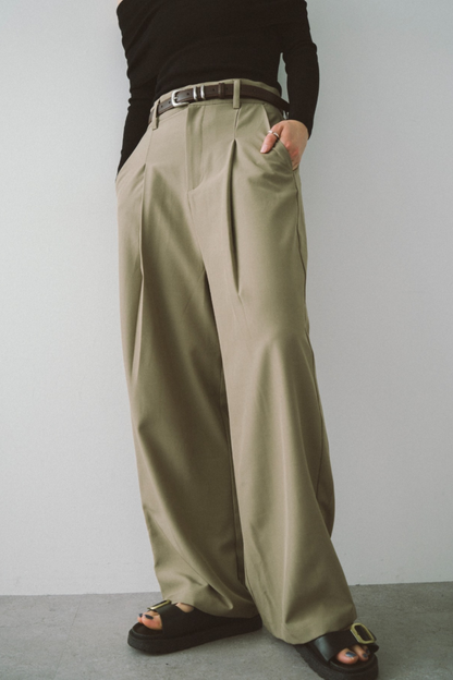 One-tuck wide slacks