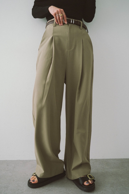 One-tuck wide slacks