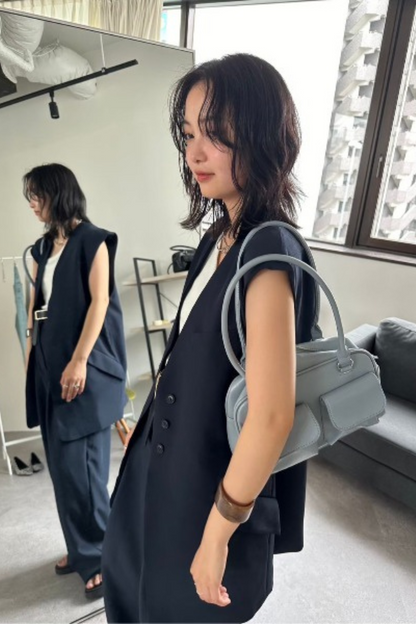 Wide shoulder no-collar vest