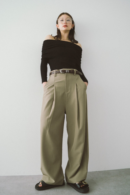 One-tuck wide slacks