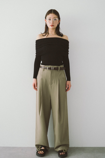 One-tuck wide slacks