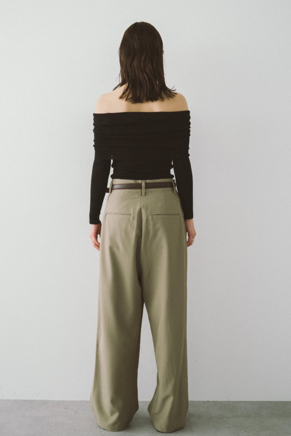 One-tuck wide slacks