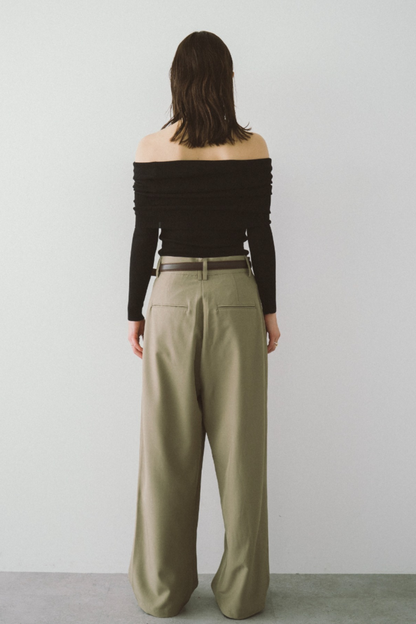 One-tuck wide slacks