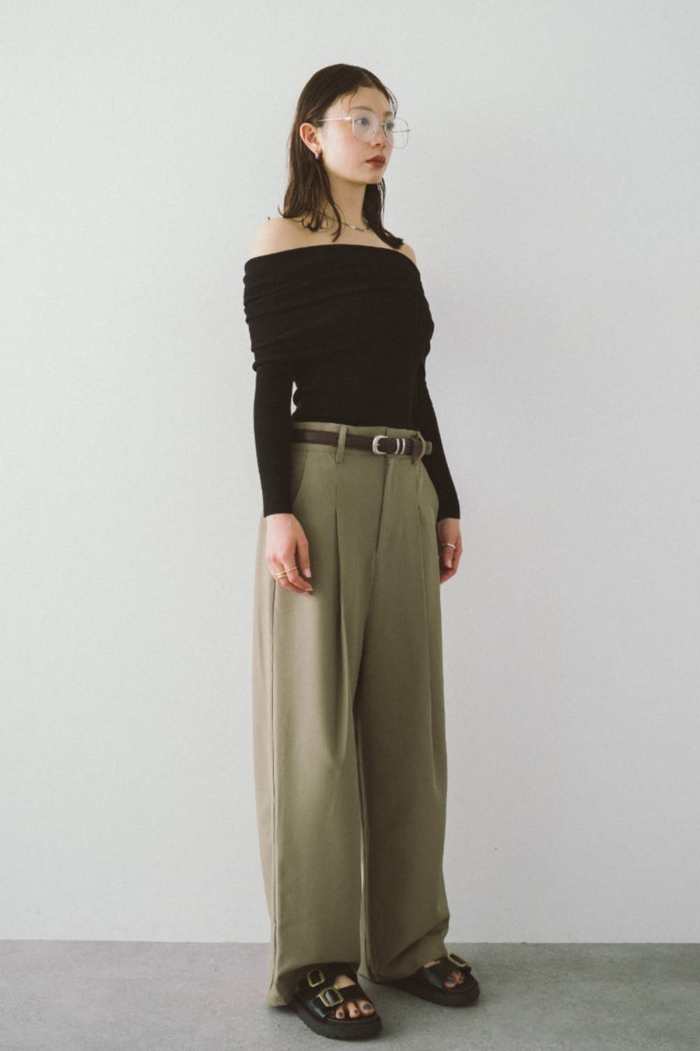 One-tuck wide slacks