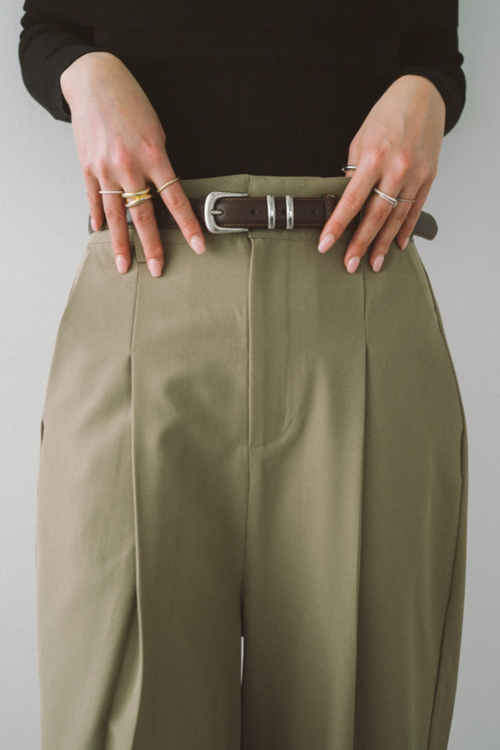 One-tuck wide slacks