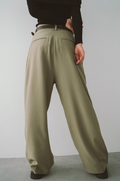 One-tuck wide slacks