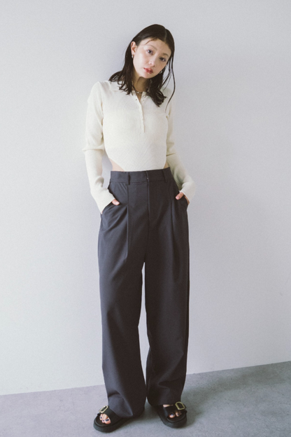 One-tuck wide slacks