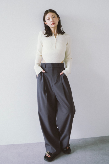 One-tuck wide slacks