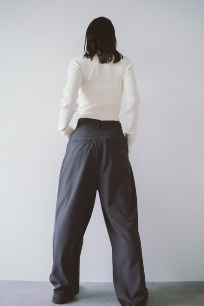 One-tuck wide slacks