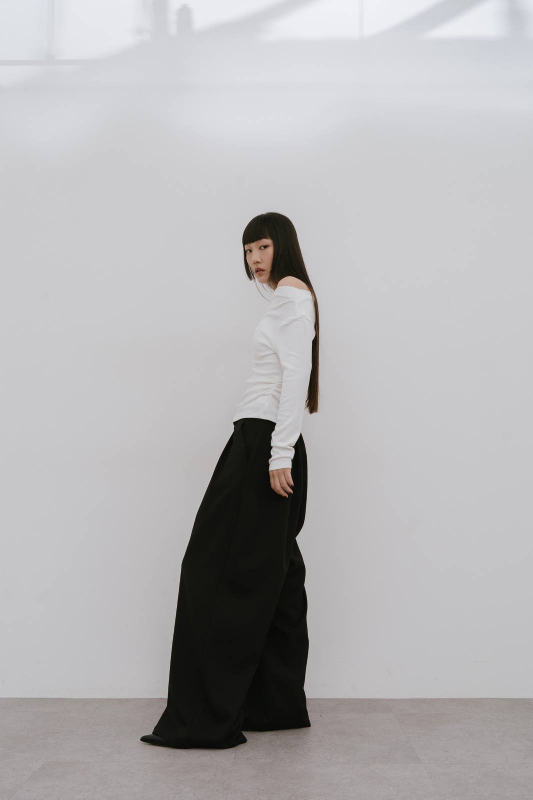 Draped neck off-shoulder long TEE