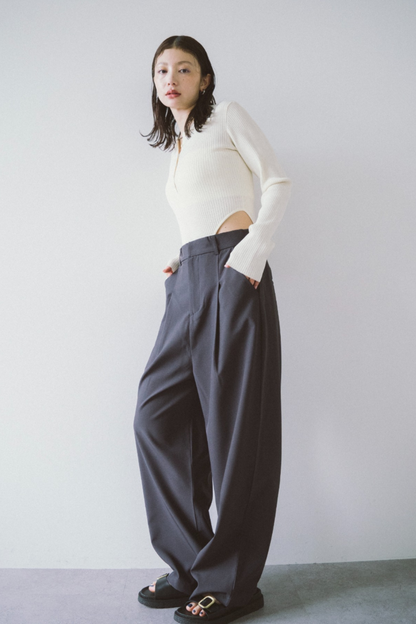 One-tuck wide slacks