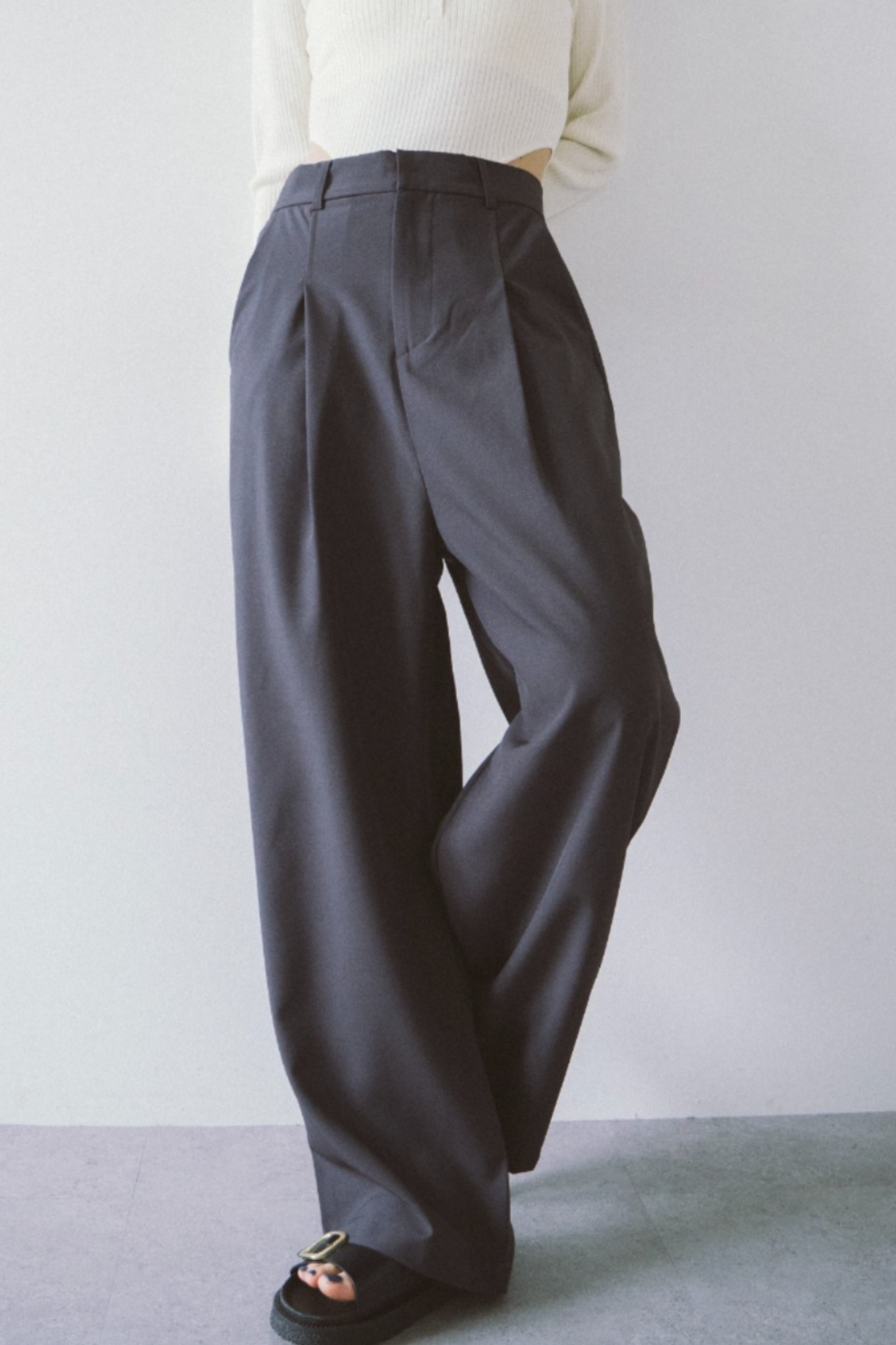 One-tuck wide slacks