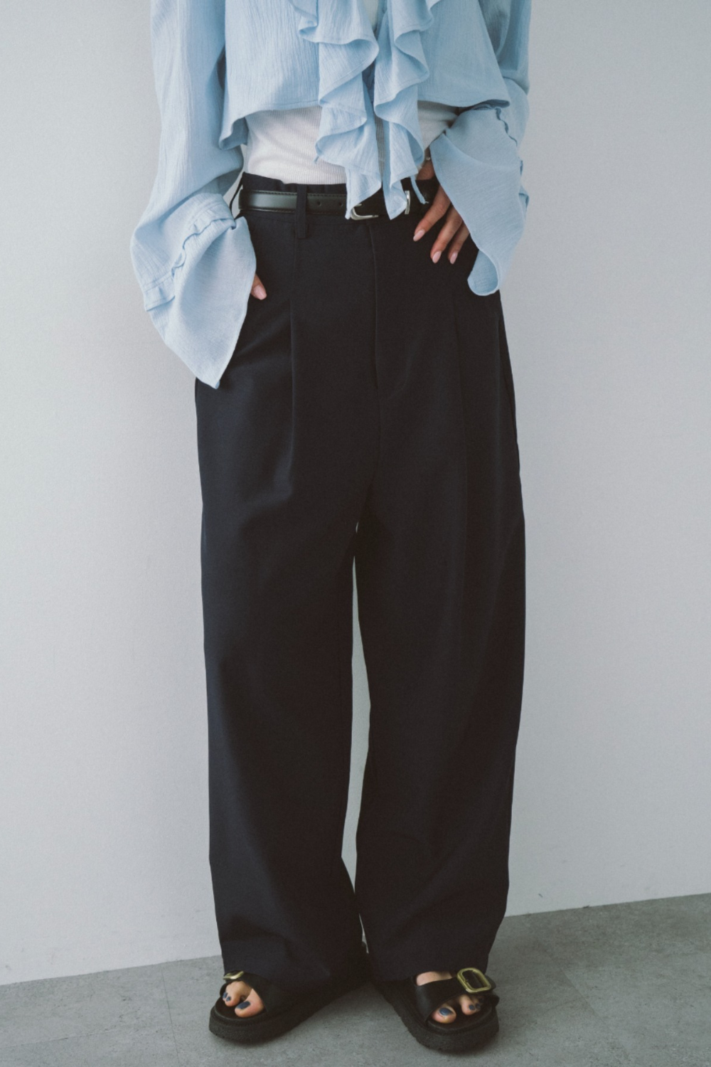 One-tuck wide slacks