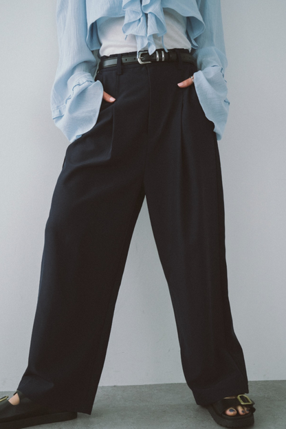 One-tuck wide slacks