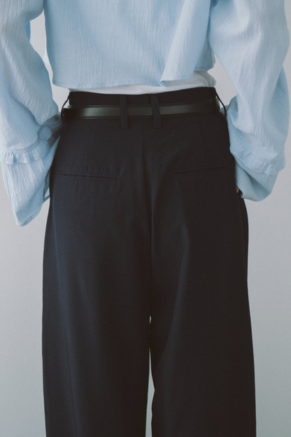 One-tuck wide slacks