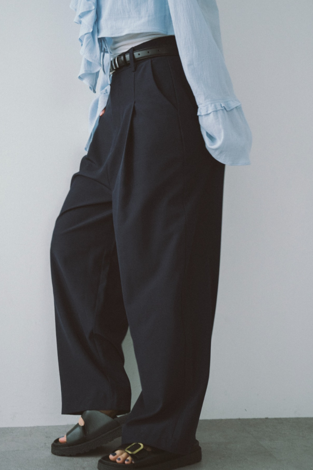 One-tuck wide slacks