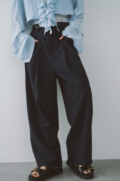 One-tuck wide slacks