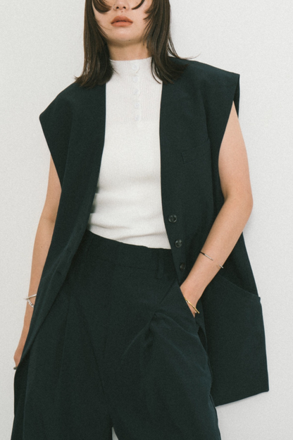 Wide shoulder no-collar vest