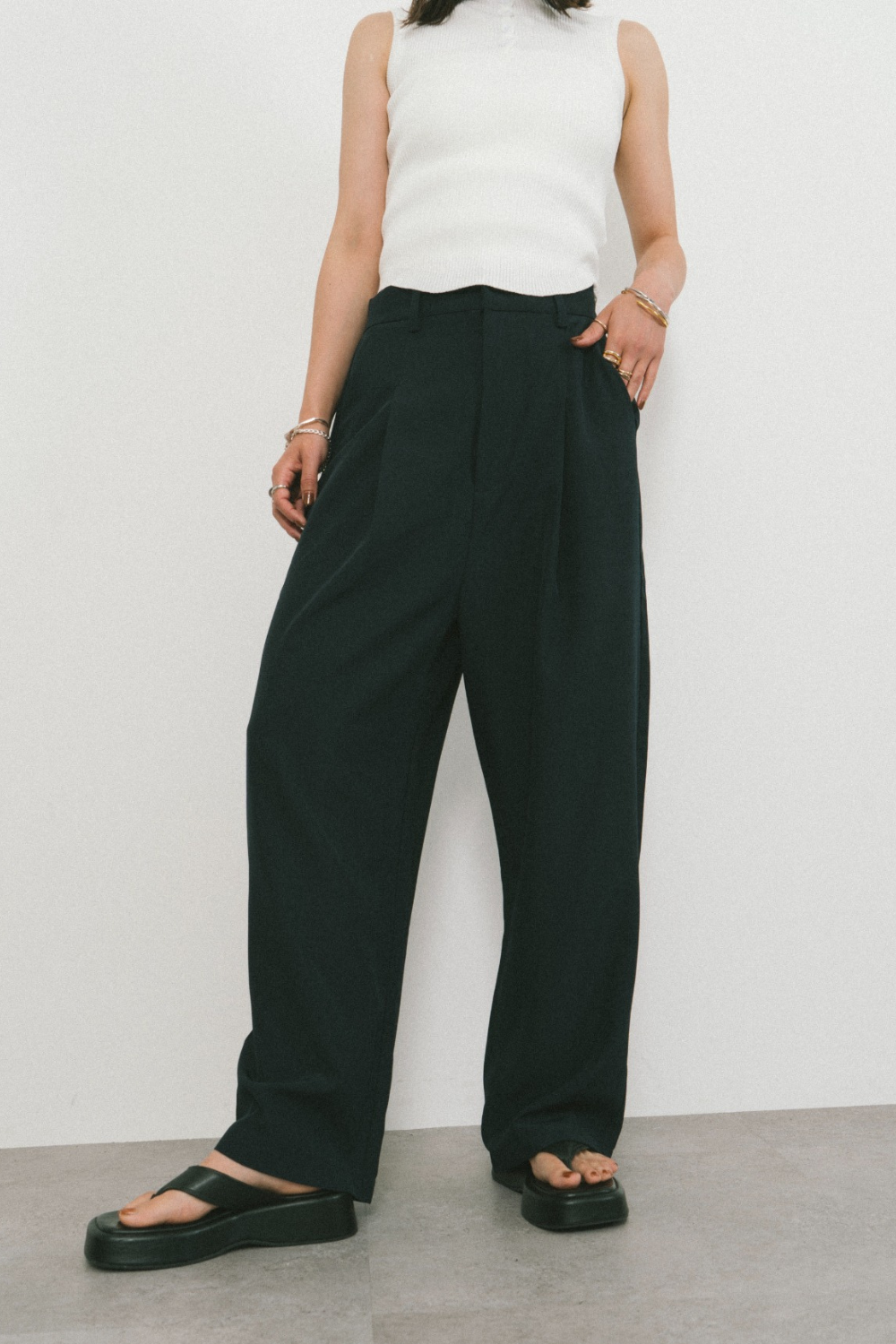 One-tuck wide slacks