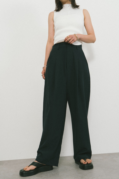 One-tuck wide slacks