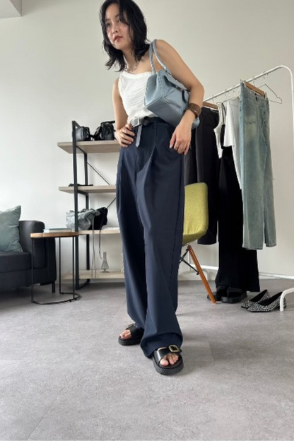 One-tuck wide slacks