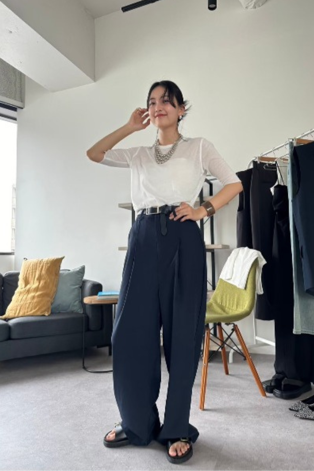 One-tuck wide slacks