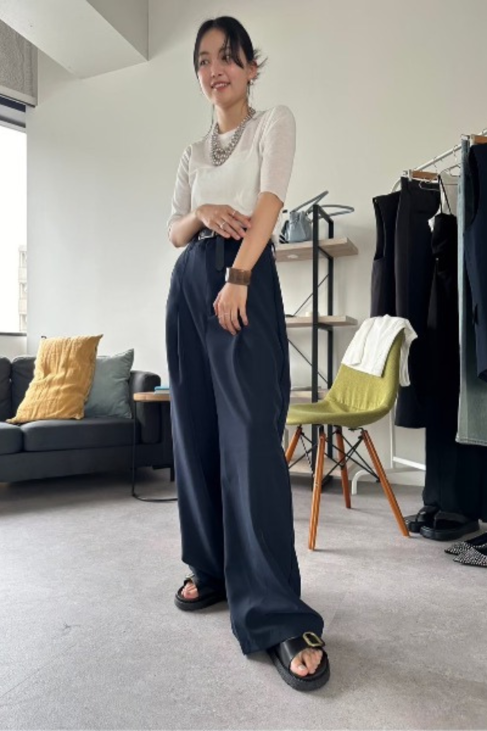 One-tuck wide slacks