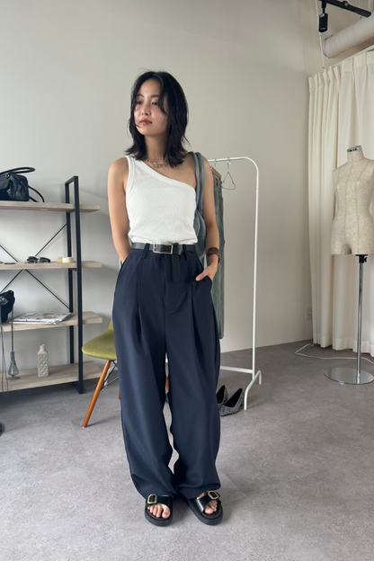 One-tuck wide slacks