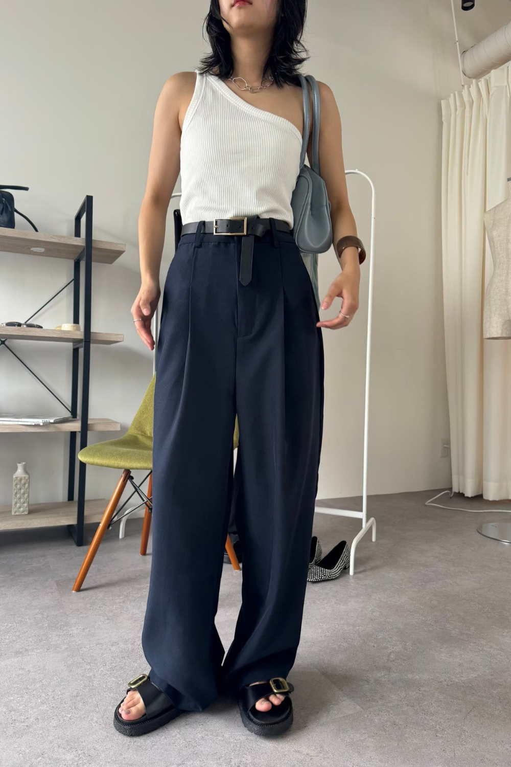 One-tuck wide slacks