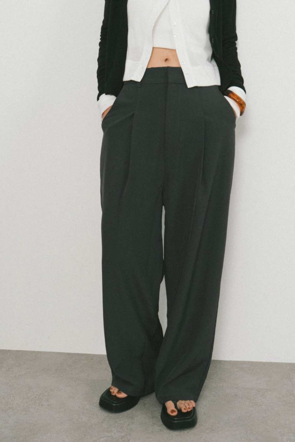 One-tuck wide slacks