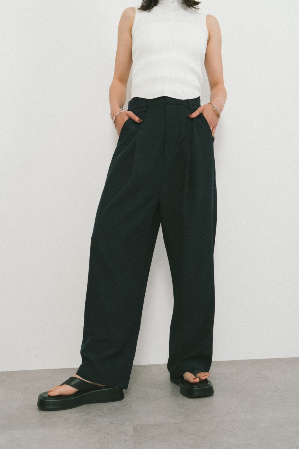 One-tuck wide slacks