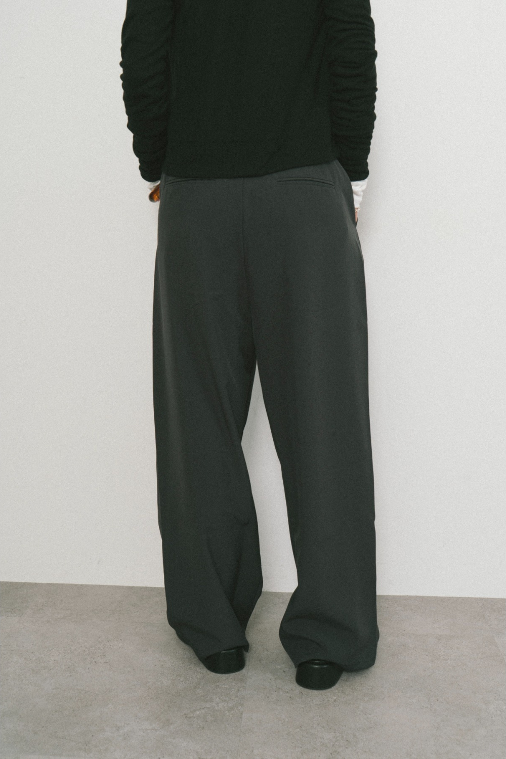 One-tuck wide slacks