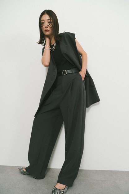 One-tuck wide slacks